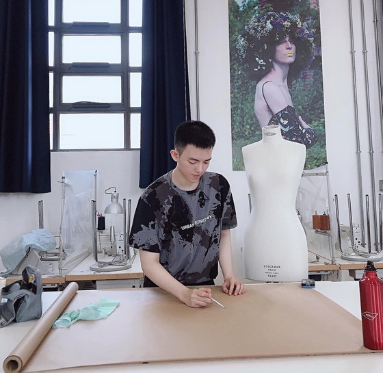 Young fashion student presents “Quintessence of the Vietnamese craft villages”  ảnh 1