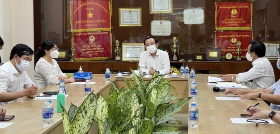 City Party Chief inspects Covid-19 prevention works at Binh Dien market ảnh 2