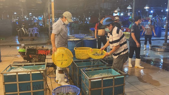 City Party Chief inspects Covid-19 prevention works at Binh Dien market ảnh 6