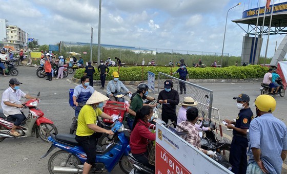 City Party Chief inspects Covid-19 prevention works at Binh Dien market ảnh 8