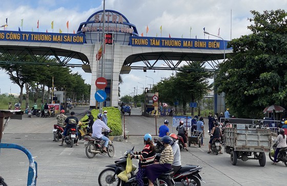 City Party Chief inspects Covid-19 prevention works at Binh Dien market ảnh 9