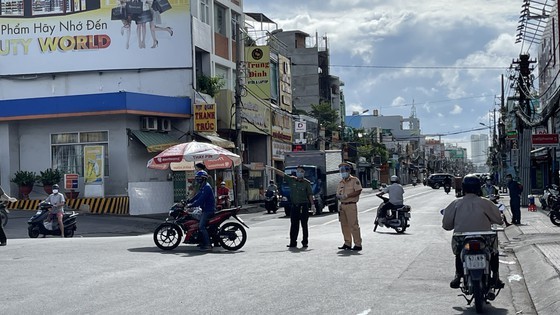 Some districts establish Covid-19 control stations across city ảnh 2