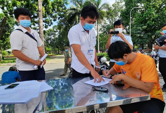 Some districts establish Covid-19 control stations across city ảnh 3