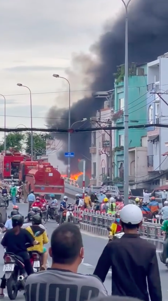 HCMC leader visits victims of fire incident in District 8 ảnh 4