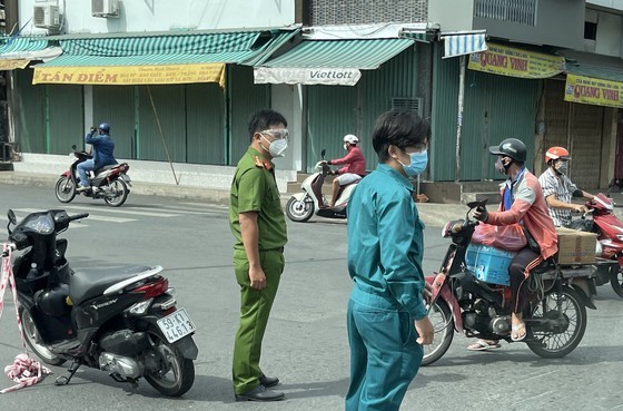 Districts in HCMC remove Covid-19 control stations ảnh 3