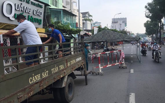 Districts in HCMC remove Covid-19 control stations ảnh 1