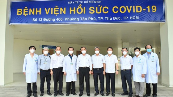HCMC leaders visit newly opened Covid-19 Intensive Care Hospital ảnh 2