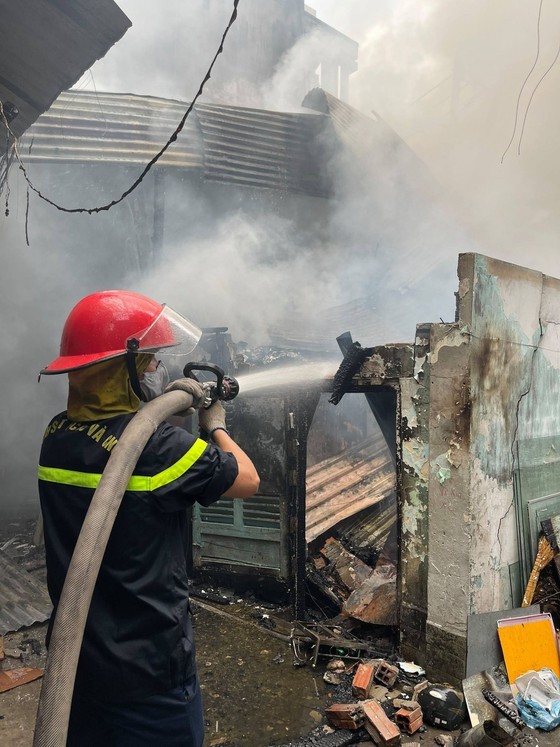 HCMC leader visits victims of fire incident in District 8 ảnh 3