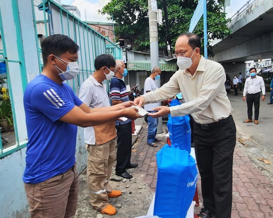 HCMC leader visits victims of fire incident in District 8 ảnh 1