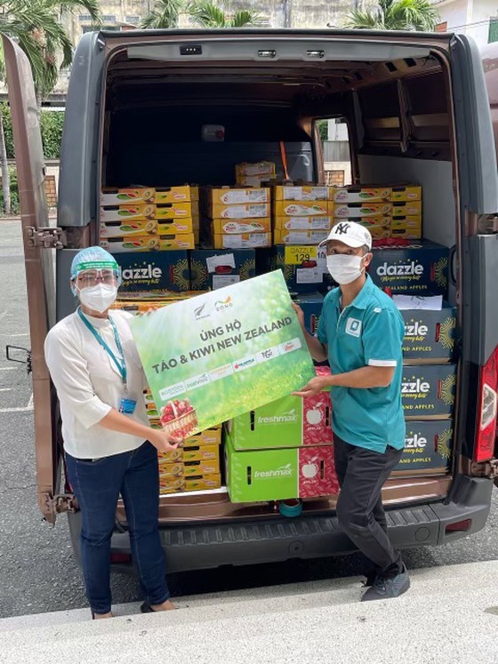 New Zealand Embassy presents fresh fruits to medical units in HCMC ảnh 1