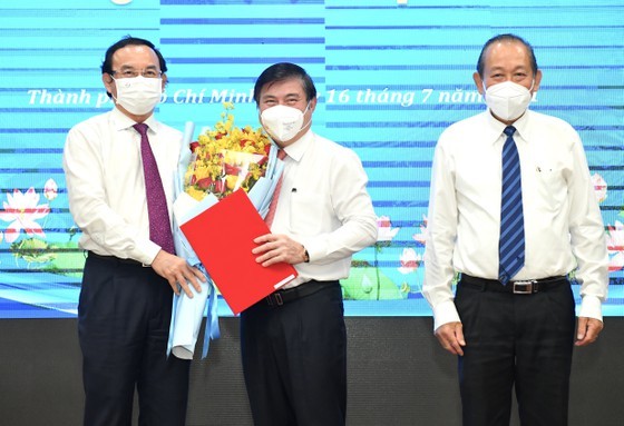 Deputy PM hands over appointment decisions to leaders of HCMC People’s Committee ảnh 2
