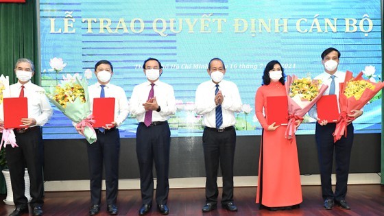 Deputy PM hands over appointment decisions to leaders of HCMC People’s Committee ảnh 7
