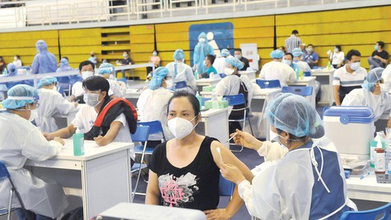 HCMC begins fifth phase of Covid-19 vaccination drive ảnh 1