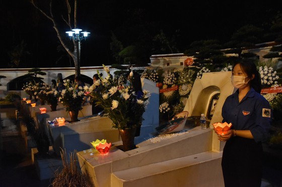 Ha Tinh’s youth lights candles in commemoration of heroic martyrs ảnh 3