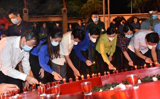 Ha Tinh’s youth lights candles in commemoration of heroic martyrs ảnh 4