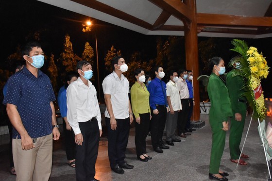 Ha Tinh’s youth lights candles in commemoration of heroic martyrs ảnh 2