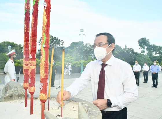 HCMC leaders pay respect to national heroes, martyrs ảnh 4