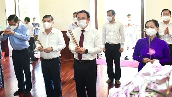 HCMC leaders pay respect to national heroes, martyrs ảnh 7