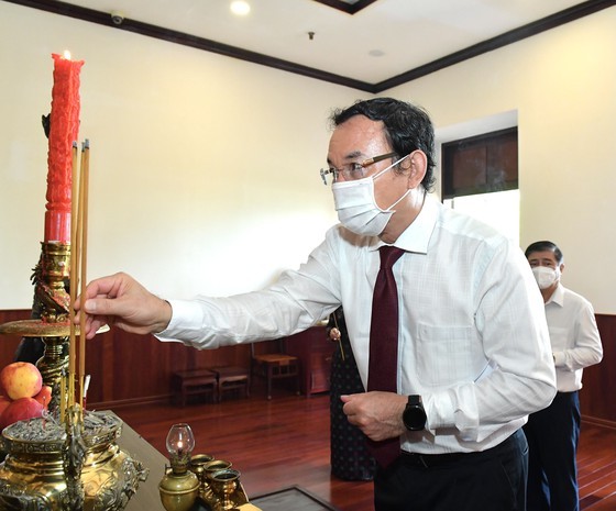 HCMC leaders pay respect to national heroes, martyrs ảnh 8