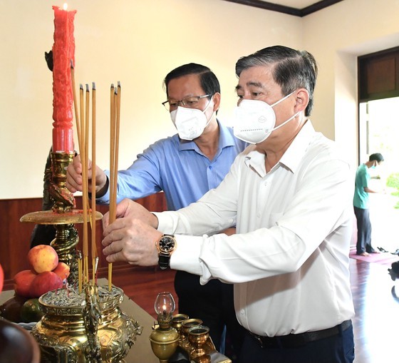 HCMC leaders pay respect to national heroes, martyrs ảnh 9