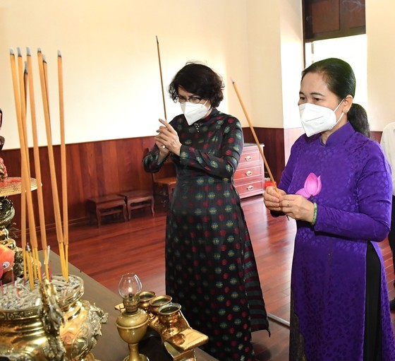 HCMC leaders pay respect to national heroes, martyrs ảnh 10