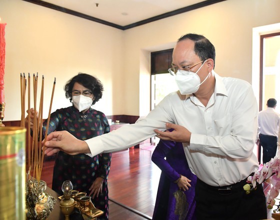 HCMC leaders pay respect to national heroes, martyrs ảnh 11