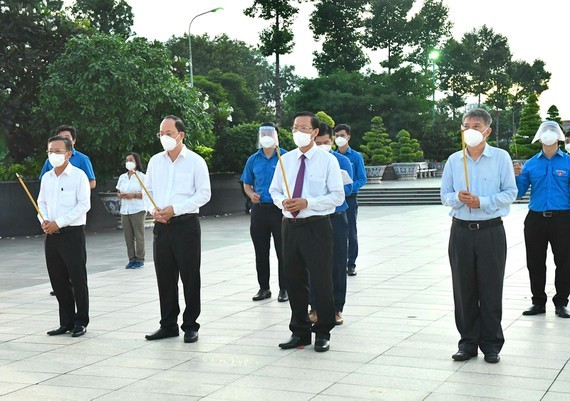 HCMC leaders extend gratitude to war martyrs ảnh 1