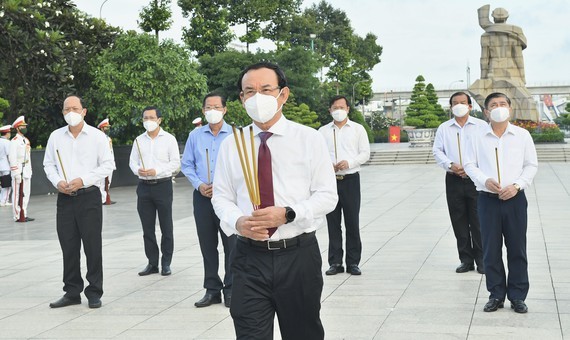 HCMC leaders pay respect to national heroes, martyrs ảnh 1