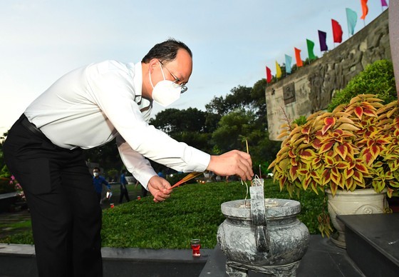 HCMC leaders extend gratitude to war martyrs ảnh 3