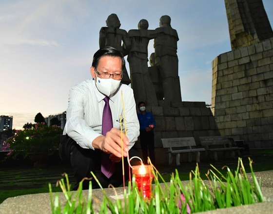 HCMC leaders extend gratitude to war martyrs ảnh 2