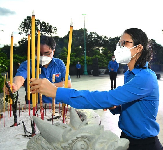 HCMC leaders extend gratitude to war martyrs ảnh 4