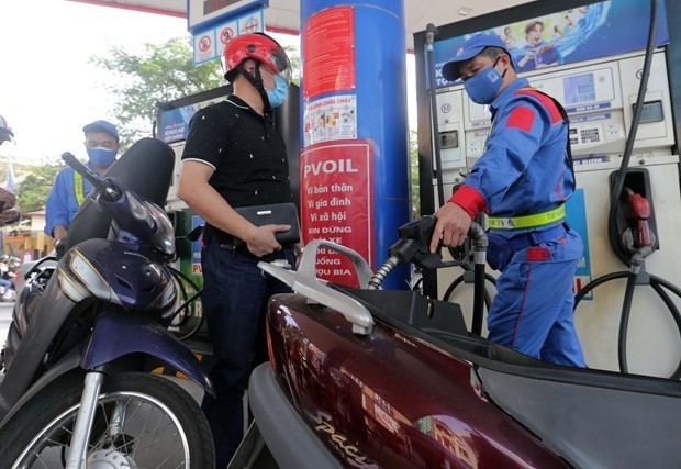 Petrol prices down slightly on July 27 ảnh 1