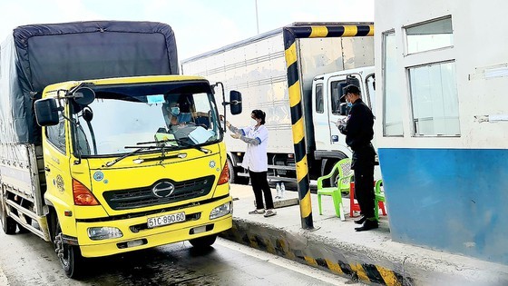 HCMC not ask required permits of vehicles transporting essential goods ảnh 1