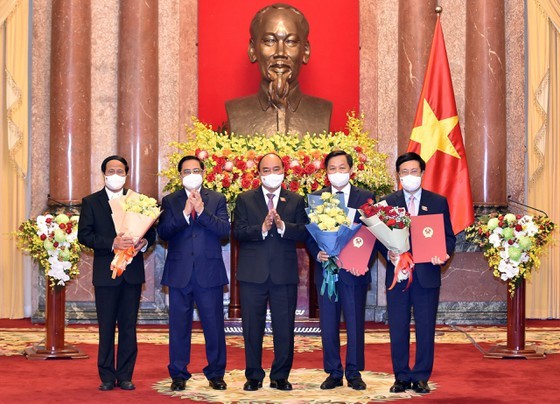 President hands over appointment decisions to members of new-term Government ảnh 2