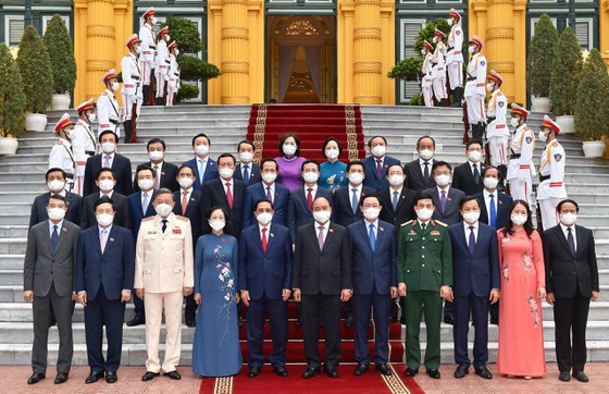 President hands over appointment decisions to members of new-term Government ảnh 1