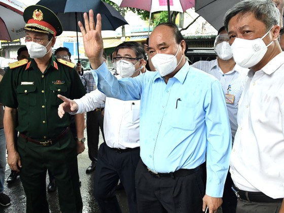 State President visits pandemic-stricken HCMC ảnh 5