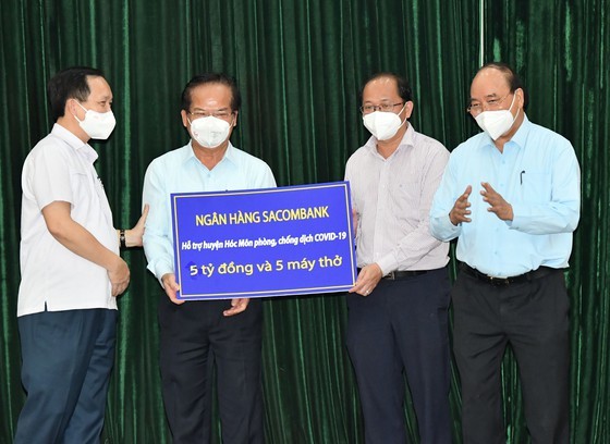 State President visits pandemic-stricken HCMC ảnh 3