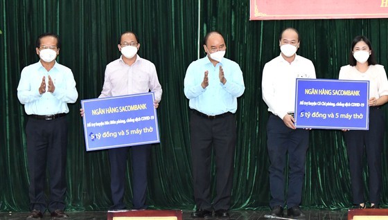State President visits pandemic-stricken HCMC ảnh 4