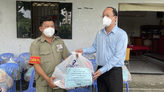 HCMC’s leaders praises local community- based monitoring model amidst pandemic ảnh 4