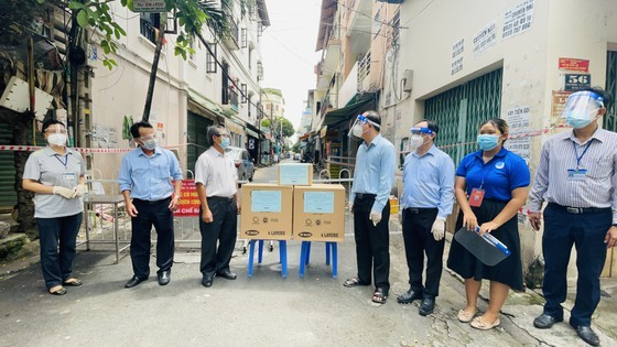 HCMC’s leaders praises local community- based monitoring model amidst pandemic ảnh 5