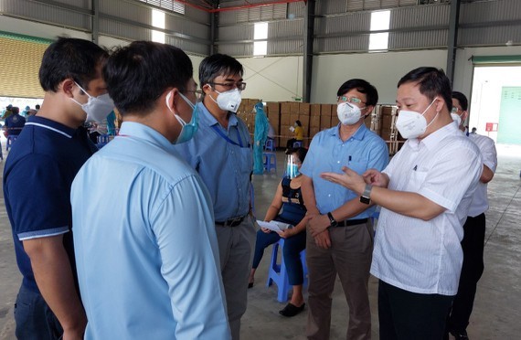 “Three on the spot” businesses asked to quickly implement Covid-19 vaccination ảnh 1