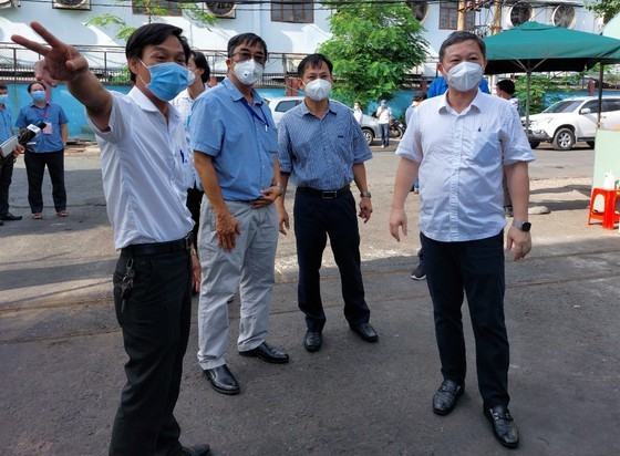 “Three on the spot” businesses asked to quickly implement Covid-19 vaccination ảnh 6