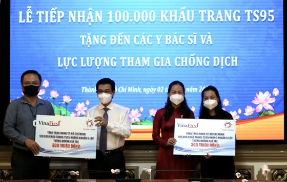 Overseas Vietnamese entrepreneurs present 100,000 TS95 masks to HCMC ảnh 2