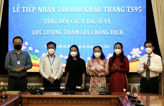 Overseas Vietnamese entrepreneurs present 100,000 TS95 masks to HCMC ảnh 1