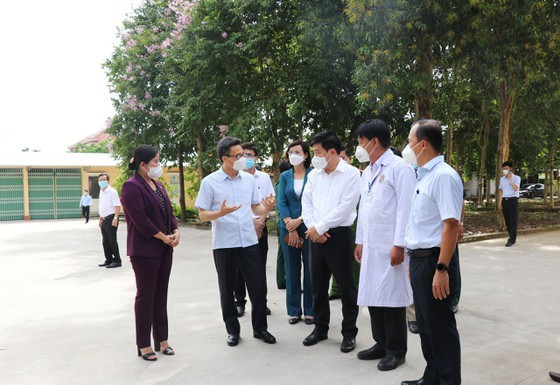 Deputy PM inspects treatment of Covid-19 patients in Binh Phuoc’s field hospital ảnh 3