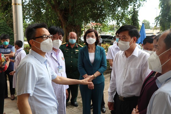 Deputy PM inspects treatment of Covid-19 patients in Binh Phuoc’s field hospital ảnh 2