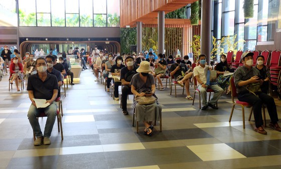 Over 660 foreigners in HCMC’s District 7 vaccinated against Covid-19 ảnh 1