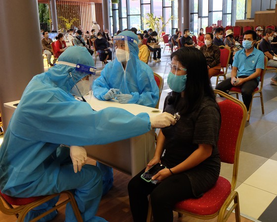 Over 660 foreigners in HCMC’s District 7 vaccinated against Covid-19 ảnh 2