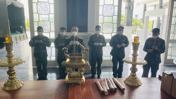 HCMC military force holds memorial service for Covid-19 victims ảnh 3