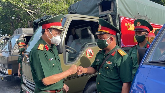 HCMC High Command presents 100,000 Covid-19 relief aids to needy people ảnh 9